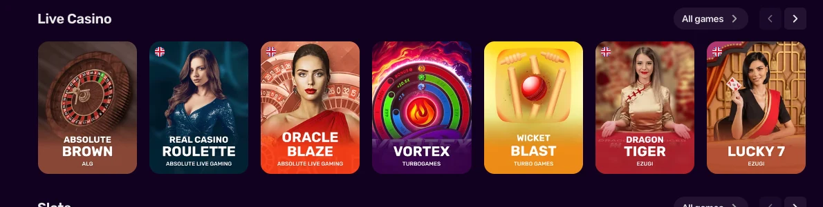 Categoría Live Casino y tarjetas de juego en el lobby de MaxWin
